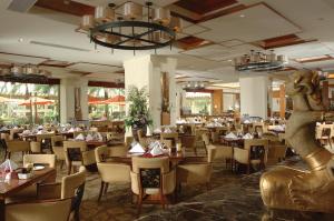 a dining room with tables and chairs and a restaurant at Huizhou Kande International Hotel in Huizhou