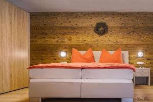 Un pat sau paturi într-o cameră la Jochberg Hoamatl