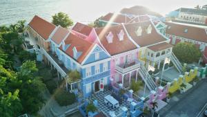 una vista aérea de una casa con un edificio lego en Scuba Lodge & Suites, en Willemstad