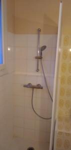 eine Dusche mit Duschkopf in einem Badezimmer in der Unterkunft chambre d'hôte in Campagne