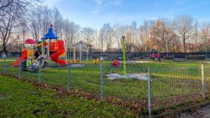 Plac zabaw dla dzieci w obiekcie Apartament Ski Sudety Kowary