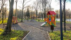 Plac zabaw dla dzieci w obiekcie Apartament Ski Sudety Kowary