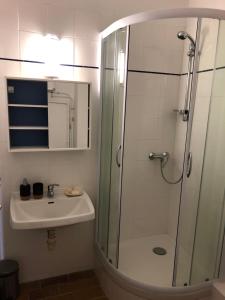 ein Badezimmer mit Dusche und Waschbecken in der Unterkunft La Madrague in Saint-Cyr-sur-Mer + 24 Fotos