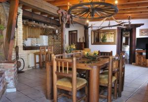 comedor con mesa de madera y sillas en El Mirador del Cañon, en Ucero