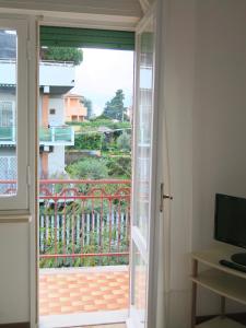 una porta scorrevole in vetro con vista su un balcone di The Bright House ad Anzio