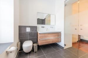 Een badkamer bij Scuba Lodge & Suites