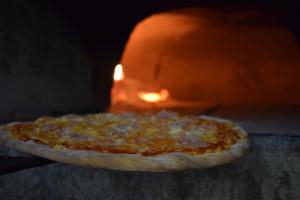 Eine Pizza wird in einem Ofen gekocht in der Unterkunft Hotel zum Goldenen Wagen in Maulburg