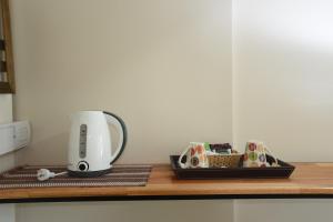 a coffeemaker sitting on a counter with a tray at Kau Si Aike in El Chalten
