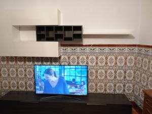 TV de pantalla plana con mesa en la cocina en Casa Rural Guzman, en Setenil