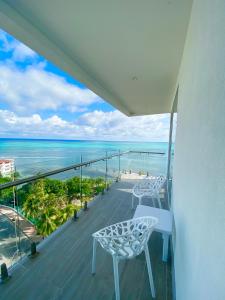 a balcony with two chairs and a view of the ocean at Samawi Hotel in San Andrés