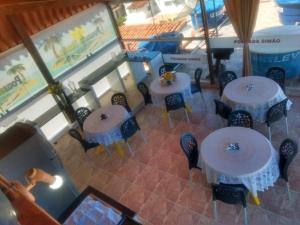an overhead view of a restaurant with tables and chairs at Pousada Simão in Maragogi