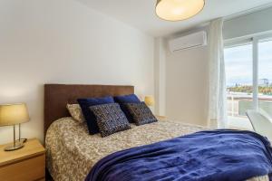 En eller flere senge i et værelse på Apartamento Malagueta Breeze