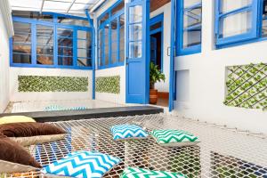 una stanza con porte e cuscini blu sul pavimento di Granada Hostel a Bogotá