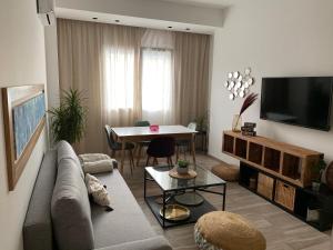 un salon avec un canapé et une table dans l'établissement Seaview Apartments, à Palerme