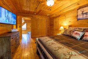 Postel nebo postele na pokoji v ubytování Smokies Overlook Lodge