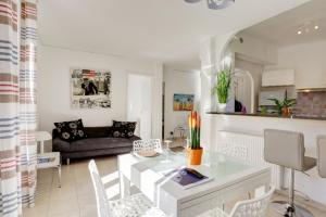 sala de estar con mesa blanca y sillas en Appartements Cannes en Cannes