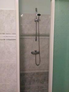 una doccia con soffione in un bagno di Diófás Vendégház Mórahalom a Mórahalom Altre 37 foto
