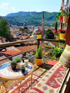 balcón con mesa y vistas a la ciudad en Apartment Noah, en Sarajevo