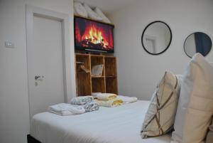 um quarto com uma cama e uma televisão na parede em Marvin's Place em Arad