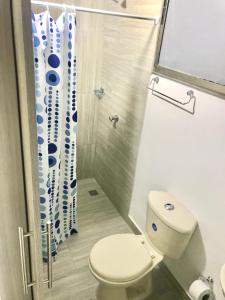 a bathroom with a toilet and a shower at Caribbean Venture Apto 303 - Rodadero, Santa Marta in Santa Marta