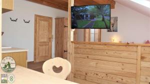 salon z telewizorem na ścianie w obiekcie Kinderparadies Bachbauer w mieście Mondsee