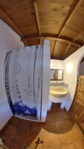 A bathroom at Molino de Simón