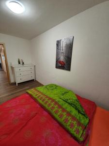 een slaapkamer met een bed met een groene deken erop bij Eddy's Stadt Stübchen in Quedlinburg