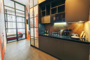 eine Küche mit einer Theke und einem großen Fenster in der Unterkunft Cities Gallery Apart-hotel in Lwiw