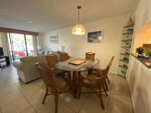 Χώρος καθιστικού στο 4330 Shorewalk lakeview condo close to IMG and Beach