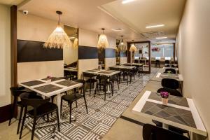 a restaurant with tables and chairs in a room at Arawi Miraflores Express in Lima