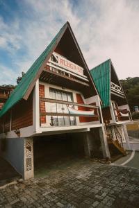 un gran edificio con techo verde en una calle en Chale da Mole, en Florianópolis