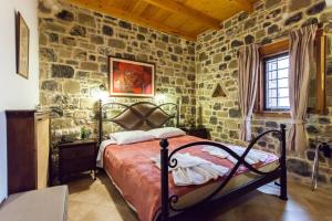 Een bed of bedden in een kamer bij Diktynna Traditional Villas