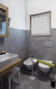 Appartamenti Ladina tesisinde bir banyo