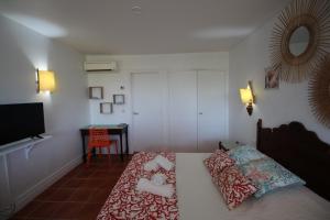 Llit o llits en una habitació de Jolie studio meublé avec petite vue mer