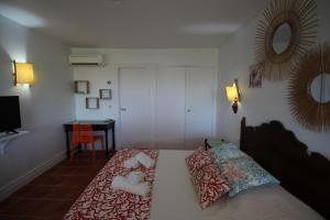 Llit o llits en una habitació de Jolie studio meublé avec petite vue mer