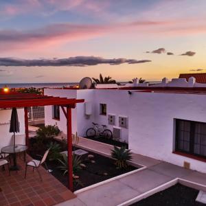 widok z dachu domu o zachodzie słońca w obiekcie Sun Beach 89 w mieście Caleta De Fuste