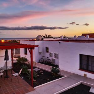 una vista desde el techo de una casa al atardecer en Sun Beach 89, en Caleta de Fuste