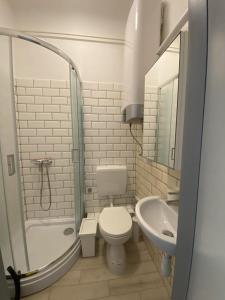 iHome Apartman 8.0 في بيتْش: حمام ابيض مع مرحاض ومغسلة