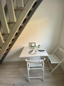 iHome Apartman 8.0 في بيتْش: طاولة بيضاء وكرسي تحت درج