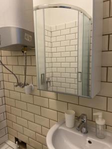 iHome Apartman 8.0 في بيتْش: حمام مع حوض ومرآة