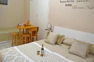 una camera da letto con un letto e una bottiglia di vino sopra di B&B Napoli Campagnari a Napoli