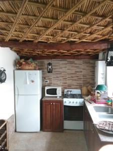 Kuchyň nebo kuchyňský kout v ubytování Tilcara Casa con 3 dorm y parrilla Pedacito de Cielo Cocina