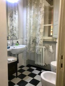 bagno con lavandino e servizi igienici di Renaissance Palace Flat 2 ad Arezzo