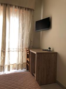 A television and/or entertainment centre at Hotel Centrale