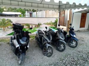 un grupo de motocicletas estacionadas al lado de un edificio en HIGALA Resort, en Panglao