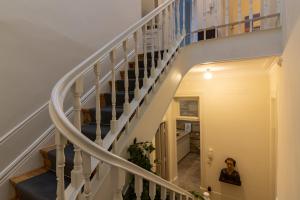 una escalera en una casa con barandillas blancas en aDuquesa - GuestHouse en Oporto