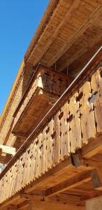 einen Holzbalkon auf einem Gebäude mit dem Himmel im Hintergrund in der Unterkunft Chalet Sonnenbichl in Garmisch-Partenkirchen