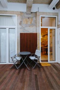 tavolo e sedie in una sala con sala da pranzo di aDuquesa - GuestHouse a Porto