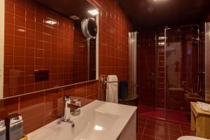 un baño con lavabo y ducha en aDuquesa - GuestHouse, en Oporto 37 fotos más