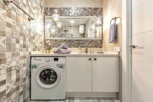 a bathroom with a washing machine and a sink at Luxury apartment Orlando in Adeje